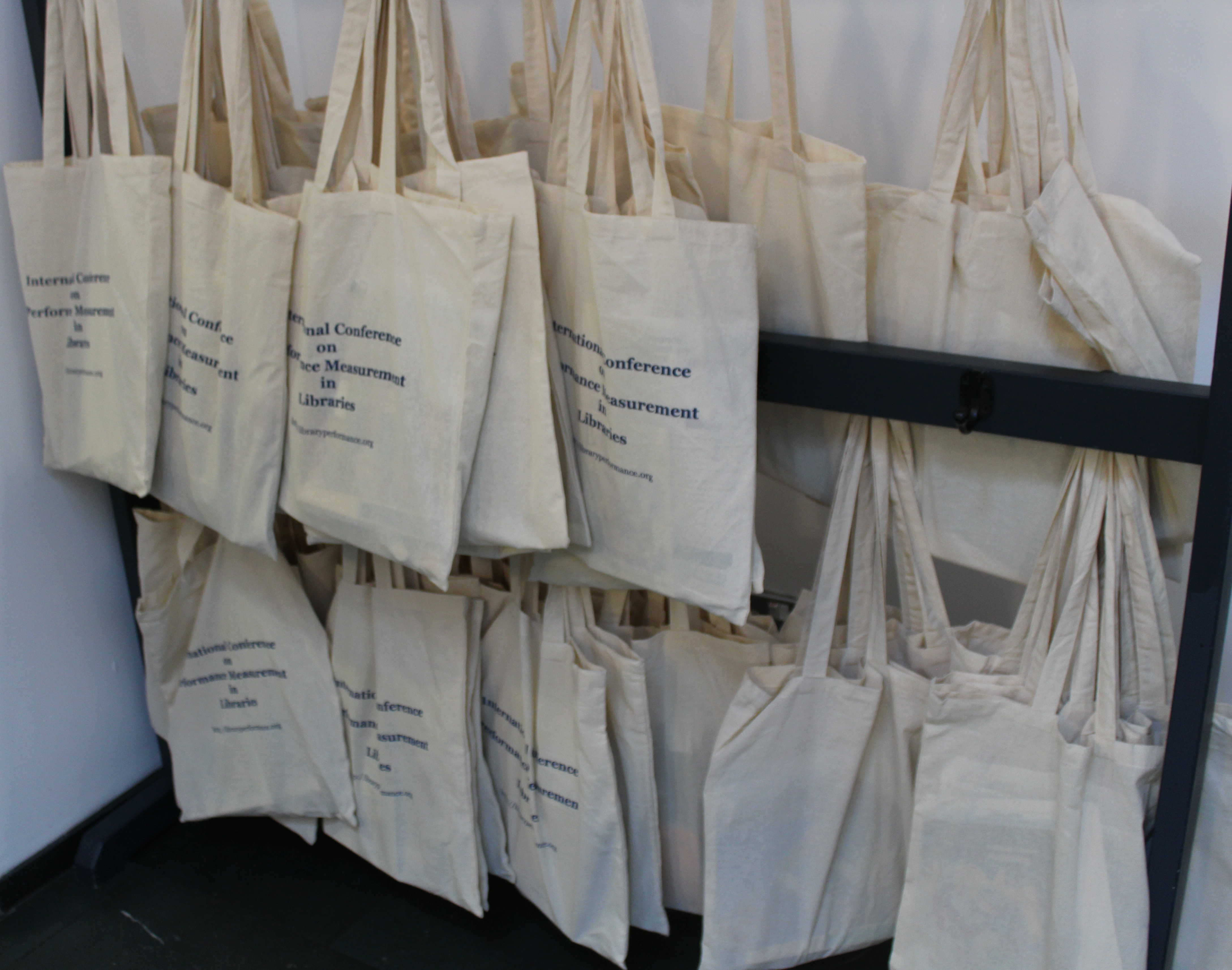 picture of tote bags lined up